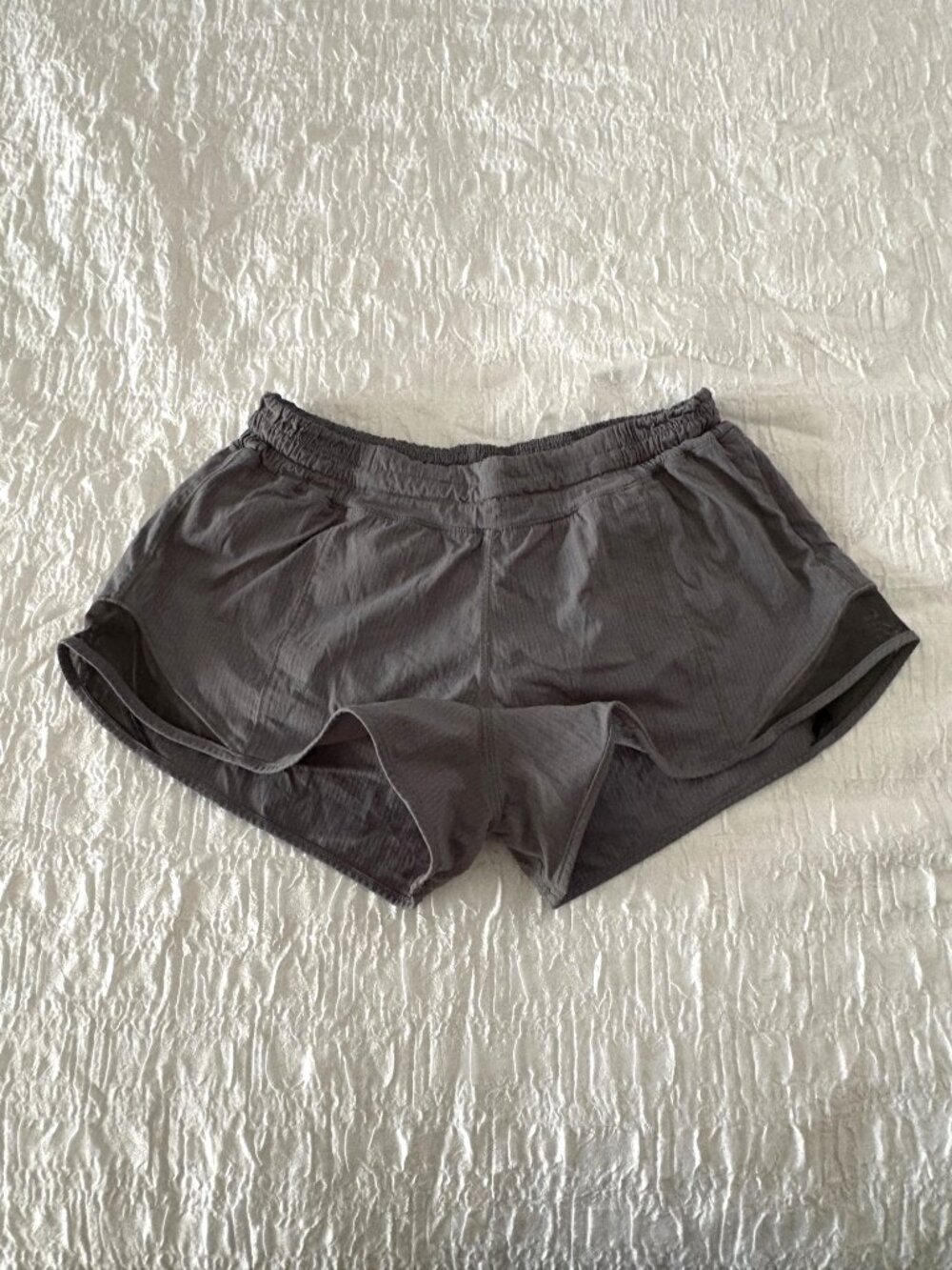 Lululemon Hotty Hot Low Rise Shorts II 2.5" Dark Carbon Running Swift 6 S - Picture 3 of 11